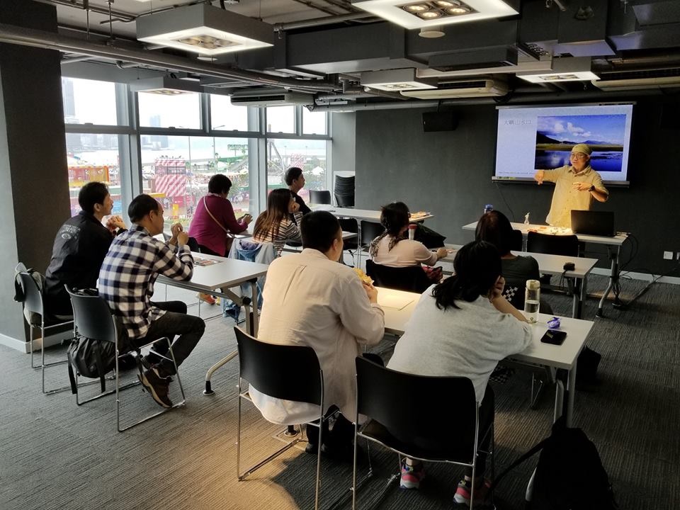 The Sustainable Lantau Office organised workshops and guided tours under the “Biodiversity Festival 2018” to promote the importance of conservation of Lantau through the production of handicrafts and guided tours at Tung Chung River.